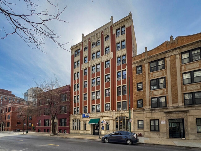 Building Photo - 545 W Belmont Ave