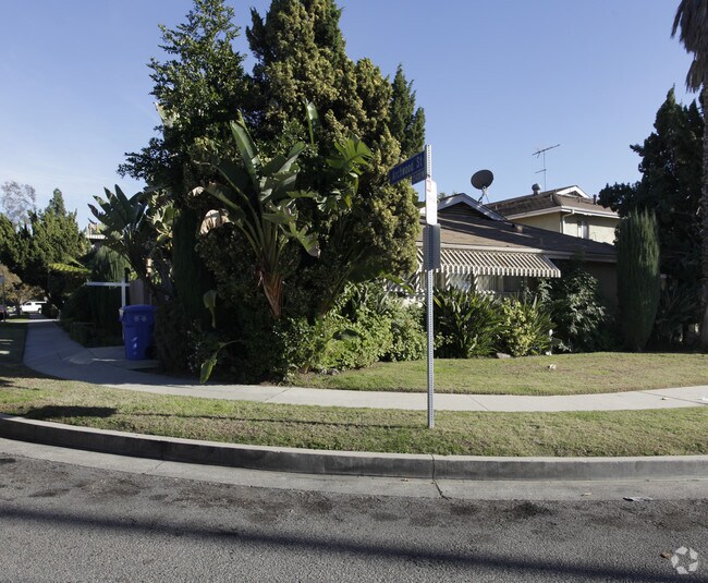 Foto del edificio - 12420 Archwood St