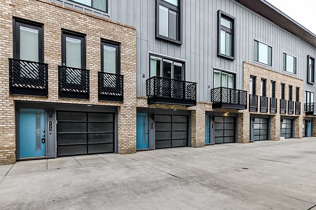 Building Photo - Furnished SouthEnd Townhouse