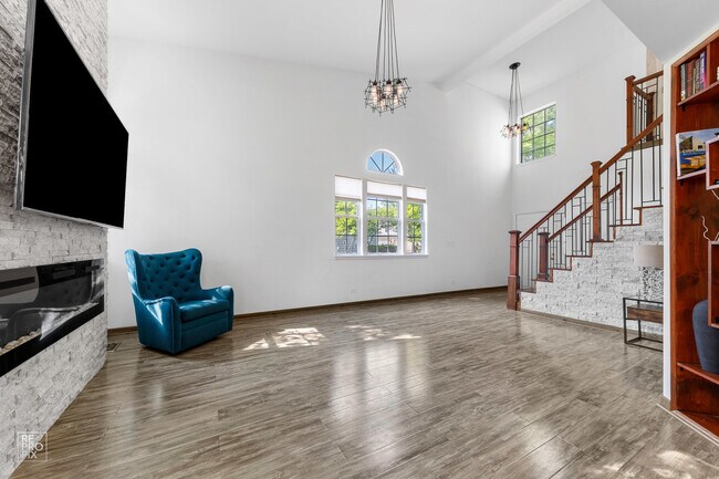 Building Photo - 1520 Club Dr