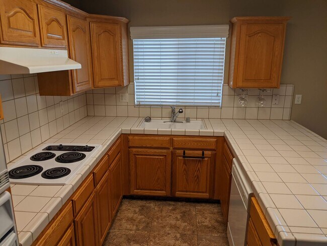 Foto del edificio - Wonderful home close to Clovis North and Copper River offering a large backyard, updated fixtures...