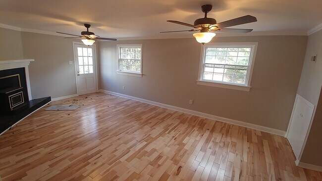 Foto del edificio - 4 BR/ 2 BA Newly Renovated Tri level in Wi...