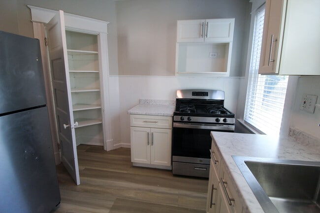 Kitchen - 2621 Ida Ave