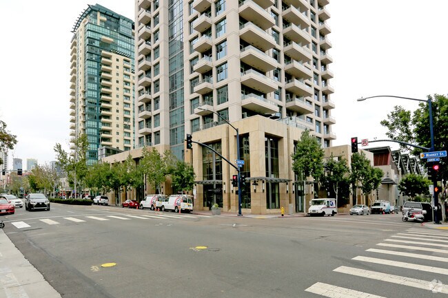 Entrada exterior del edificio - The Pinnacle Tower