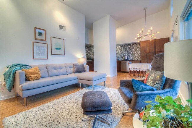 Building Photo - 2200 Dickson Dr