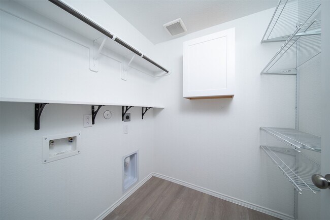 Foto del edificio - 18450 White Stallion Ln