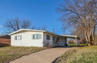 Building Photo - 1604 Red Fox Rd