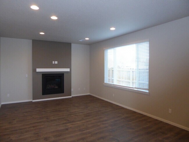 Building Photo - 4 br, 2.5 bath House - 61824 SE Finn Place