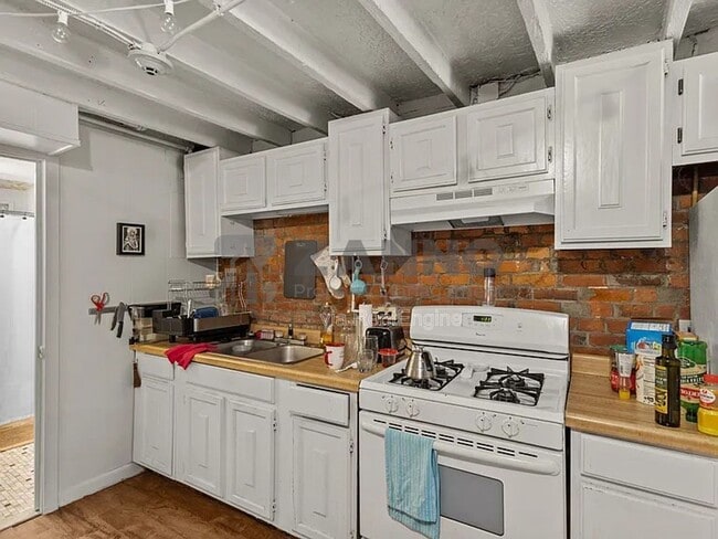 Building Photo - 35 Bowen St