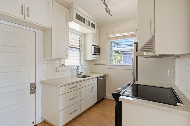 Photo - 3-bedroom, 2-bath single-family home with a covered porch and parking. Ideally located near Diamo...