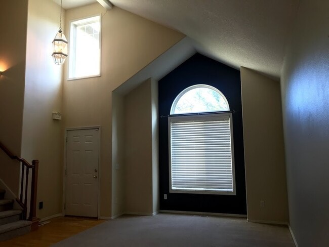 Building Photo - Well-Maintained 3 Bedroom  Home Close to C...