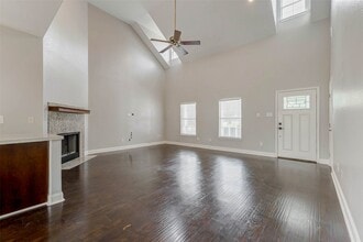 Building Photo - 8411 Syms St