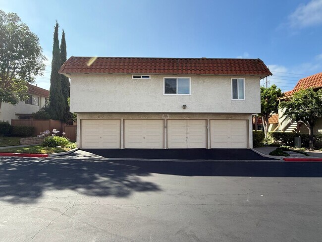 Foto del edificio - **Coming Soon** Upgraded Lake Forest Condo...