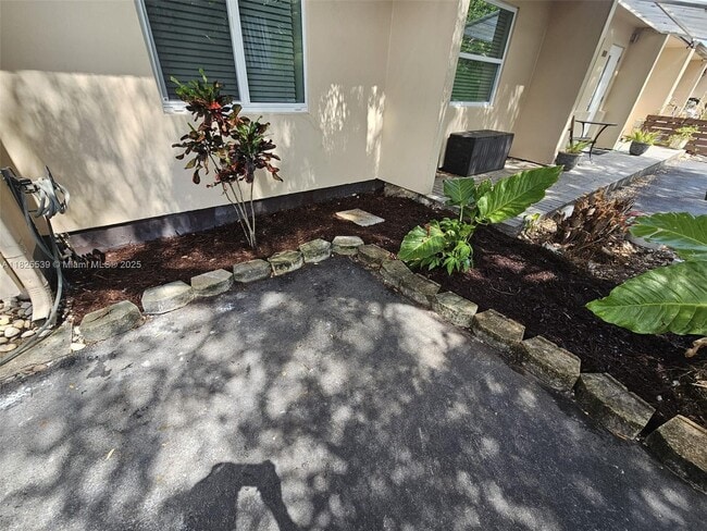 Building Photo - 15027 Coconut Ct