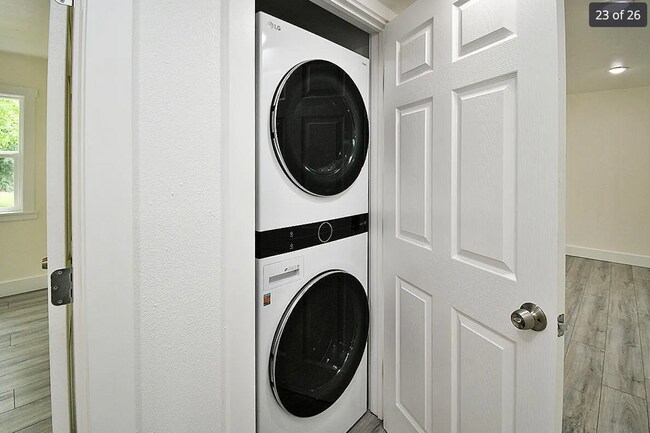 Foto del edificio - 107 E College St