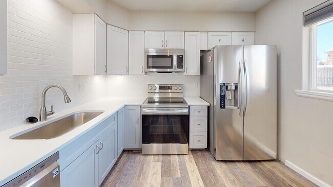 Building Photo - 2275 Montebello Dr W