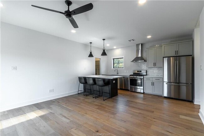 Building Photo - Immediate Move-In! 2/2 Garage Apartment in...