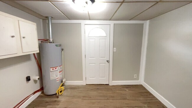 Building Photo - Home in Muncie!
