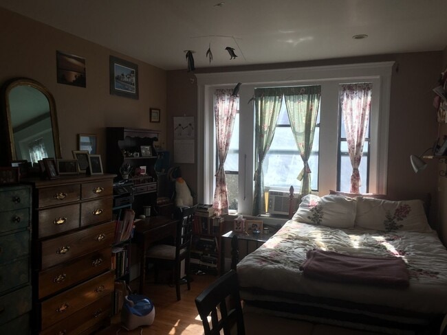 Building Photo - WOW!!!  NICE BRIGHTON 2 BED NEAR CLEVELAND CIRCLE