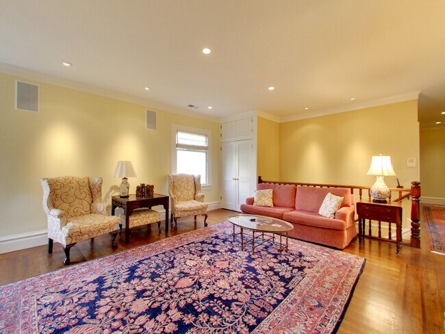 Foto del edificio - STUNNING 2/2 W/ Dining Room and LARGE Atti...