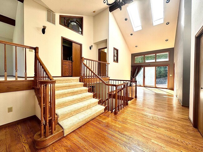 Foto del edificio - Spacious and Updated Home in Prime Redmond...