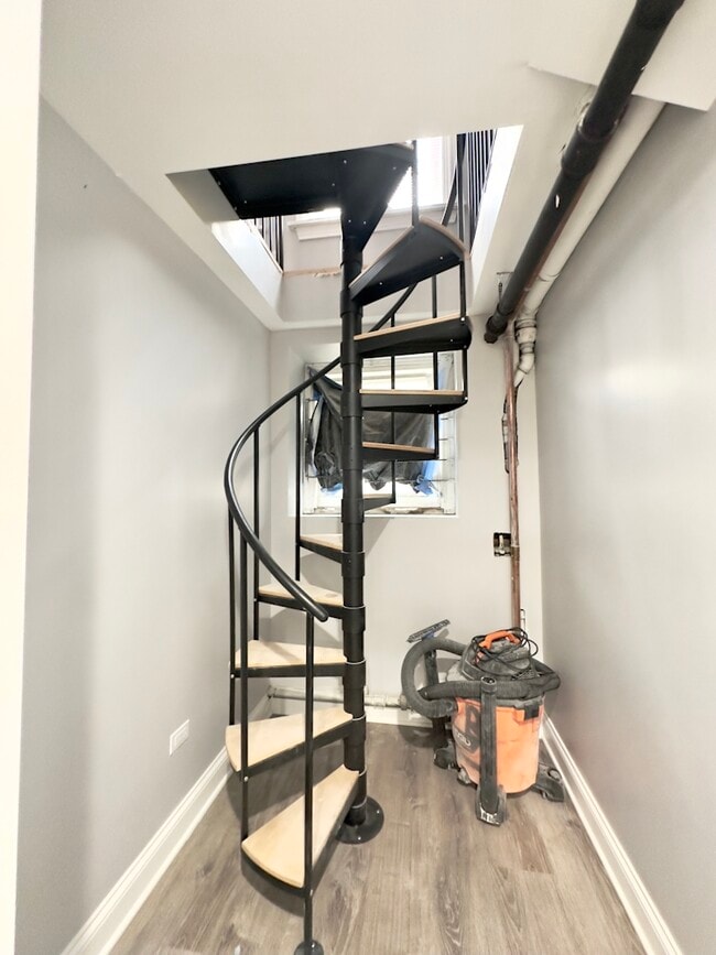 Building Photo - 1251 W Rosemont Ave