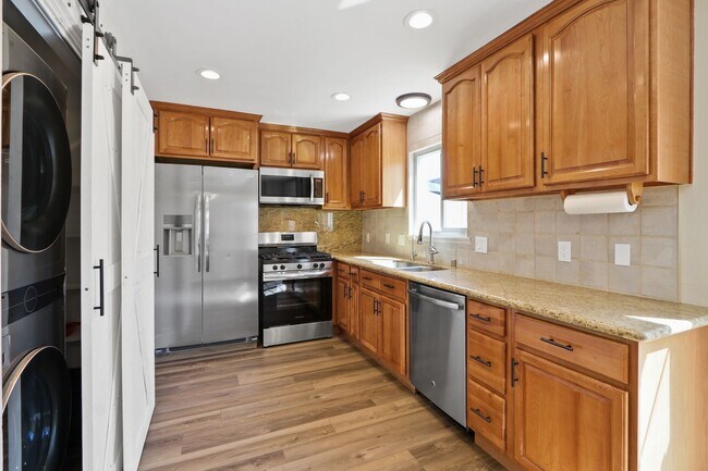 Foto del edificio - Spacious 3 Bedroom 2 Bath Available Now!