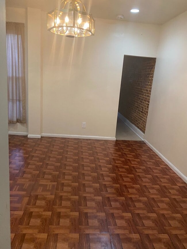 Building Photo - Spacious Rooms! W/D! Available Now!