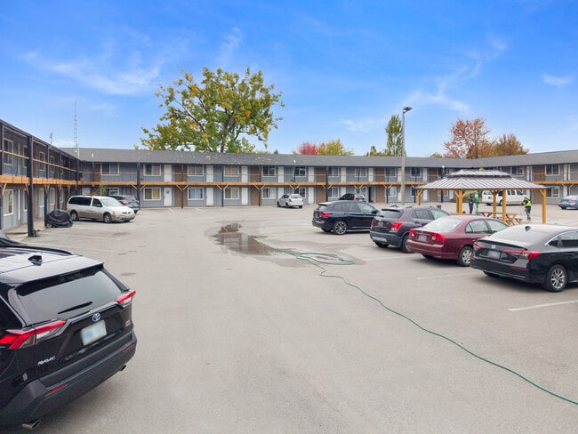 Building Photo - Bachelor Unit for Rent