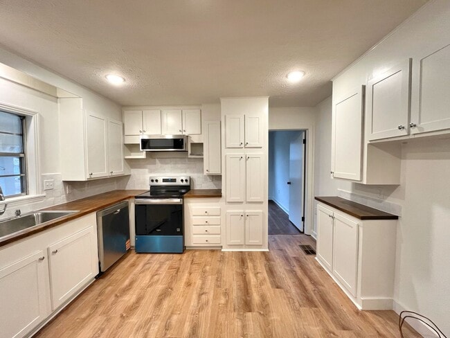 Building Photo - 4 Bed/2 Bath Home in Pearl