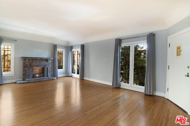 Foto del edificio - 126 N Sycamore Ave