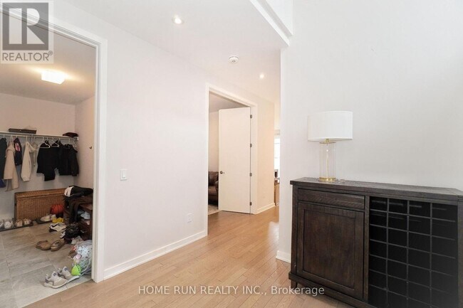 Photo du bâtiment - 250 Soprano Ave
