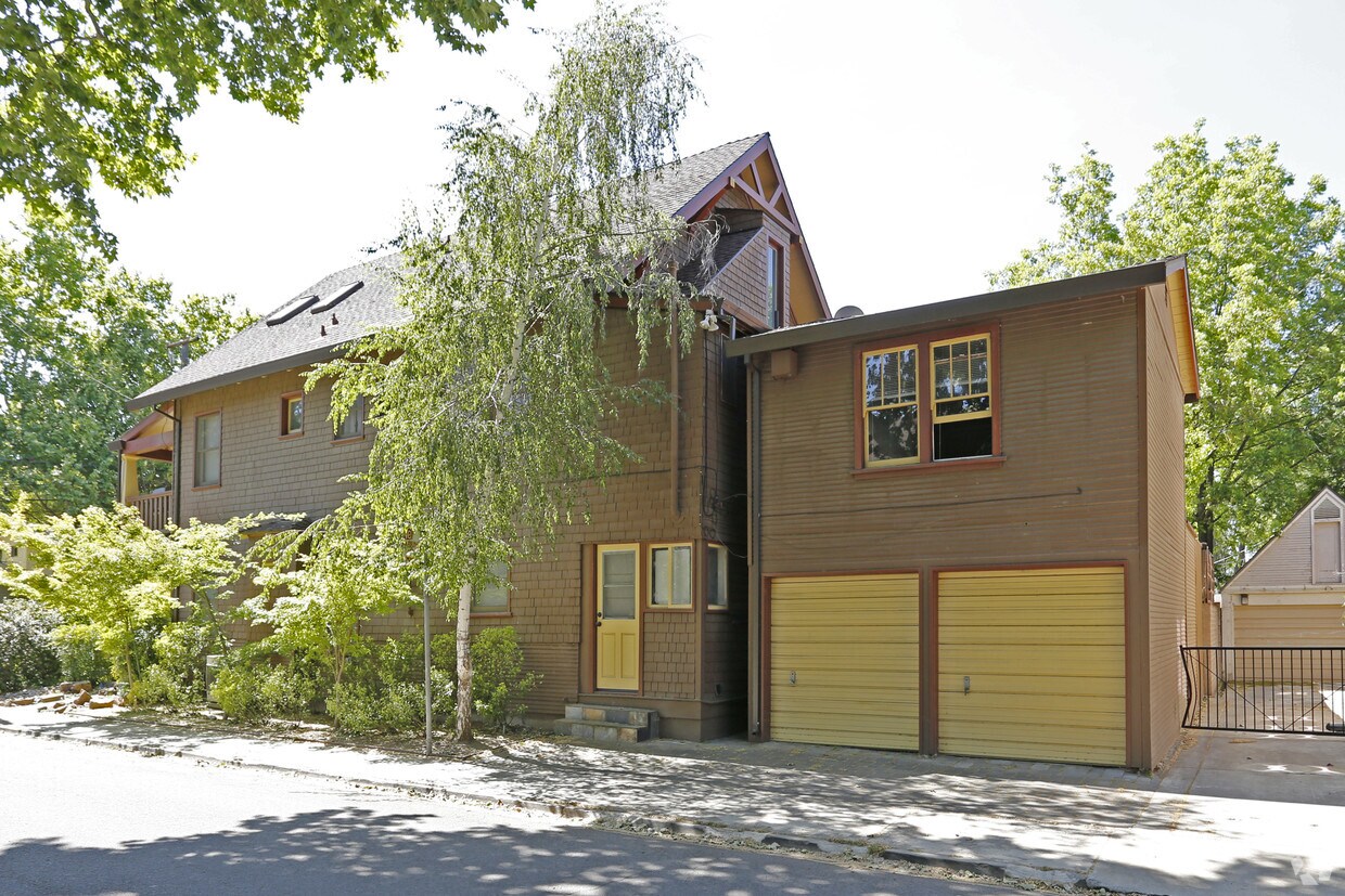 Building Photo - 900 33rd St