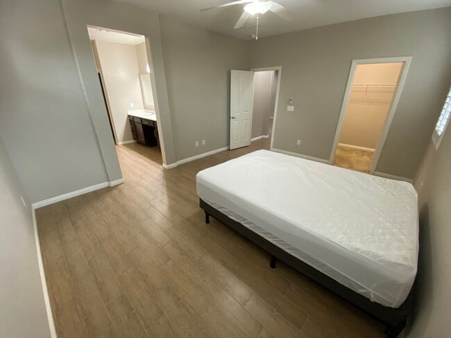 Building Photo - Wonderful 3 bed/3 bath home located in N. Las Vegas