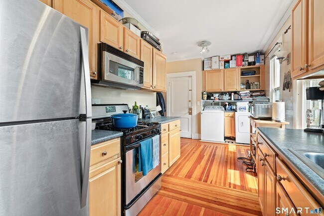 Building Photo - 253 W Elm St