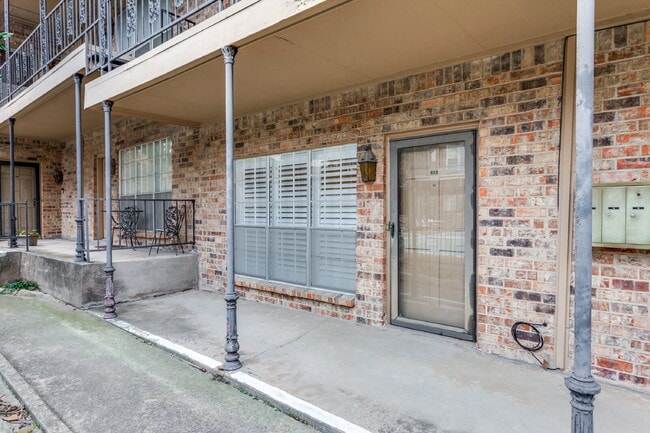 Building Photo - Royal Orleans 1-Bed Condo Retreat in Tanglewood