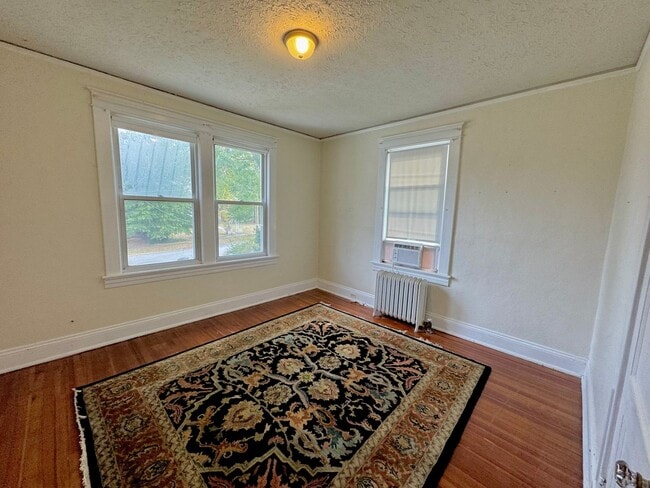 Building Photo - Charming Upstairs Apartment