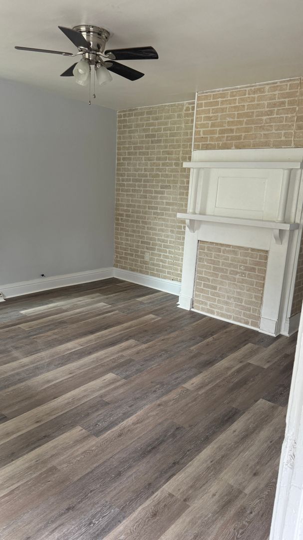 Building Photo - 2 bedroom house available now