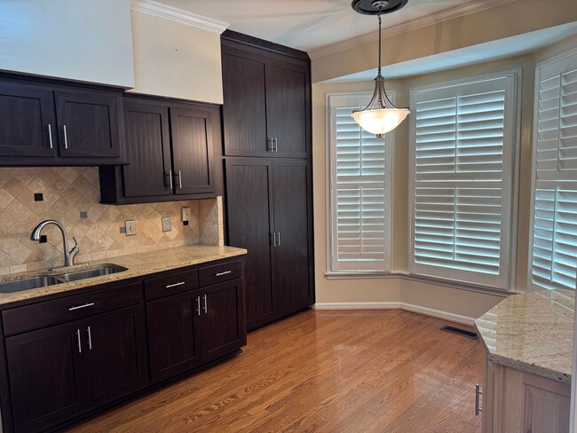 Building Photo - 2BR Bellevue Townhome