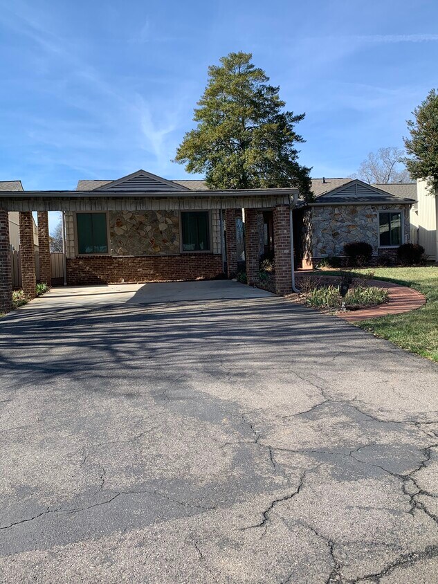 Foto principal - 132 Spyglass Dr