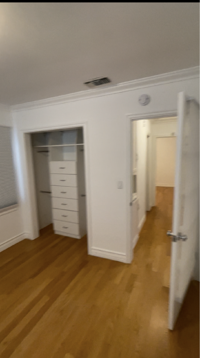 Dormitorio 1 con armario organizador, 2 ventanas - 1200 Pine Ave