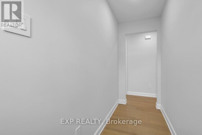 Photo du bâtiment - 555 Churchill Ave N