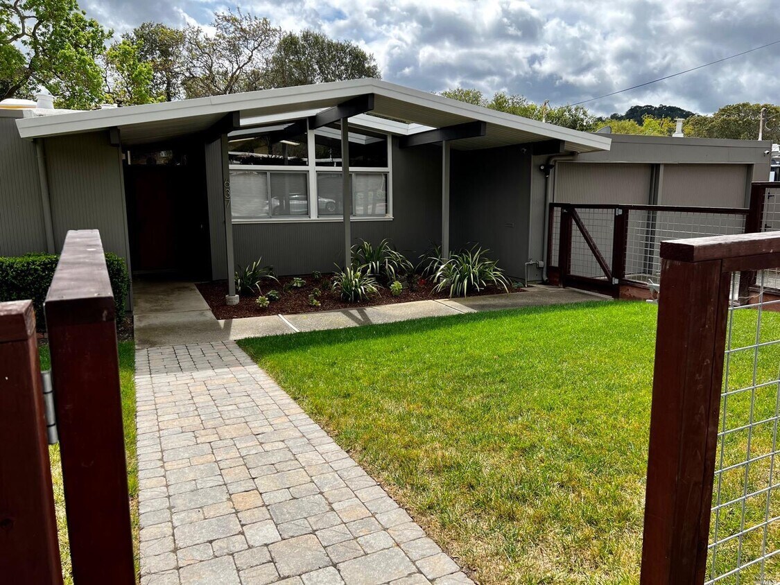 Primary Photo - 637 Idylberry Rd