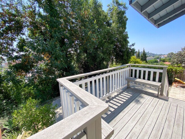 Foto del edificio - Spacious 3 Bed · 2 Bath Hillside Home — Mo...