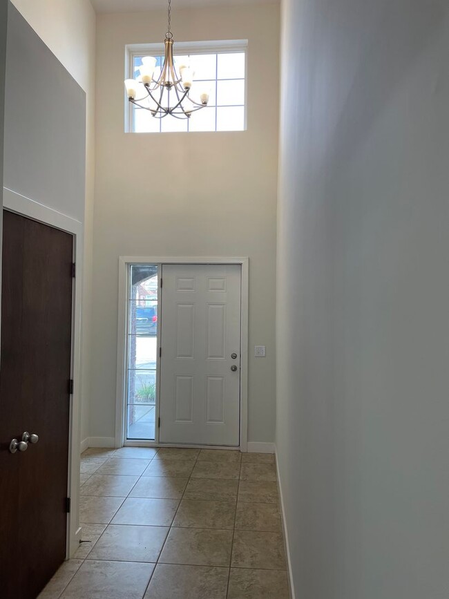 Building Photo - 3 Bedroom, 2 1/2 Bath, Townhouse w/ 2-Car ...