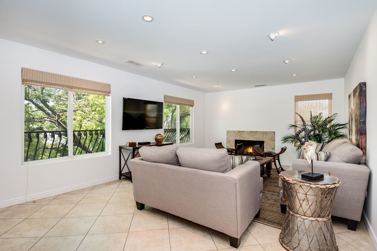 Living room - 748 N La Jolla Ave