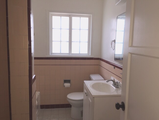 Foto del edificio - 1426 N Formosa Ave