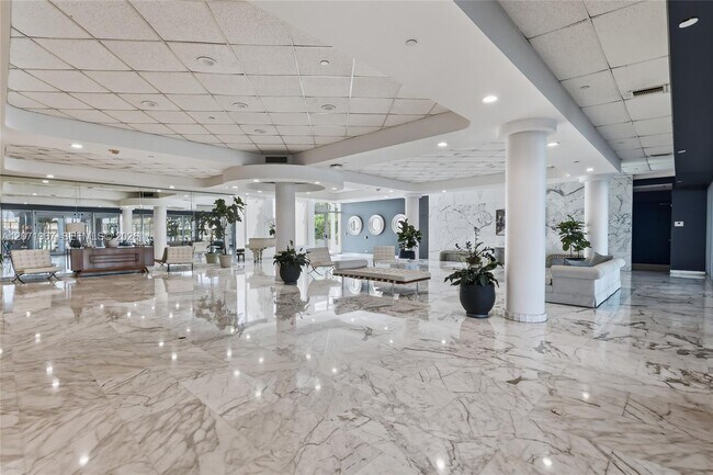 Foto del edificio - 5055 Collins Ave