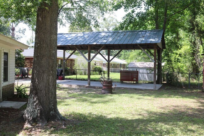 Building Photo - 3/2 | 1350 sqft | Fenced in back yard