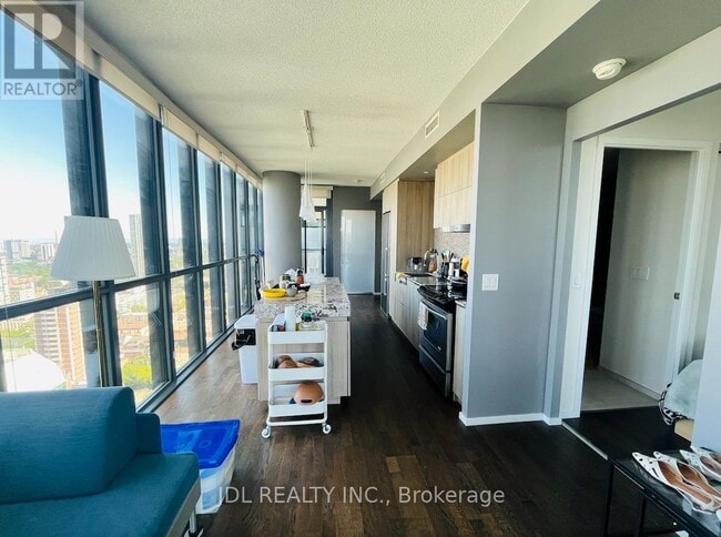 Building Photo - 101 Charles St E